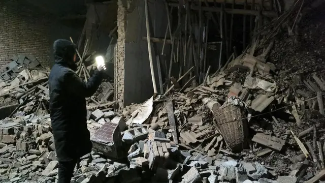 Pekerja pemerintah melihat lokasi gempa di barat laut China. (AP)