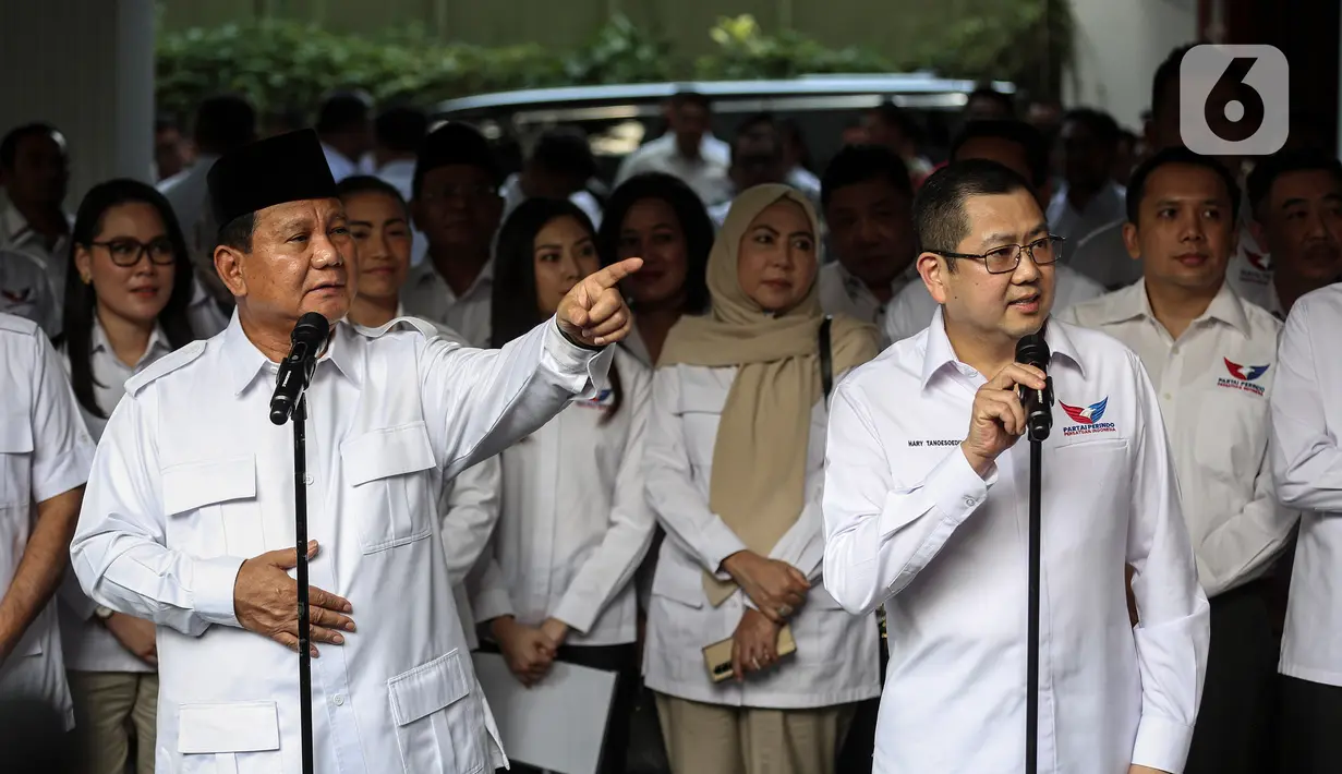 Kedatangan Hary Tanoe yang mengenakan kemeja putih lengan panjang langsung disambut oleh Prabowo Subianto dengan ramah dan hangat. (Liputan6.com/Johan Tallo)