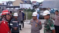 Kapolda Metro Jaya Irjen Karyoto melakukan pengecekan jalur kereta cepat Jakarta-Bandung jelang uji coba, Sabtu (13/5/2023). (Foto: Rahmat Baihaqi/Merdeka.com)