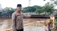 Kapolsek Tambora Polres Metro Jakarta Barat Kompol Putra Pratama menunjukan ditemukannya jasad seorang wanita di Banjir Kanal Barat. (Foto: Istimewa).