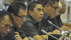 Direktur Utama BPJS Ketenagakerjaan Elvyn G Masassya (ketiga kiri) mengikuti Rapat Dengar Pendapat dengan Komisi IX DPR RI, Jakarta, Senin (26/1/2015). (Liputan6.com/Andrian M Tunay)