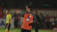 Pelatih Persija Jakarta, Stefano Teco memberikan arahan saat melawan Persebaya pada laga Gojek Liag 1 bersama Bukalapak di Stadion PTIK, Jakarta (26/6/2018). Persija dan Persebaya bermain imbang 1-1. (Bola.com/Nick Hanoatubun)