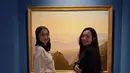 Tas yang sama juga ia kenakan saat kunjungi museum bersama Desy Ratnasari. Kali ini ia padukan outfit bernuansa hitam [@bebytsabina]