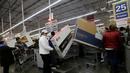 Pembeli mengantre di kasir saat 'Black Friday' di salah satu toko di Mexico City, Meksiko, Jumat (18/11). 'Black Friday' adalah pesta diskon yang biasa digelar menjelang natal. (REUTERS / Henry Romero)