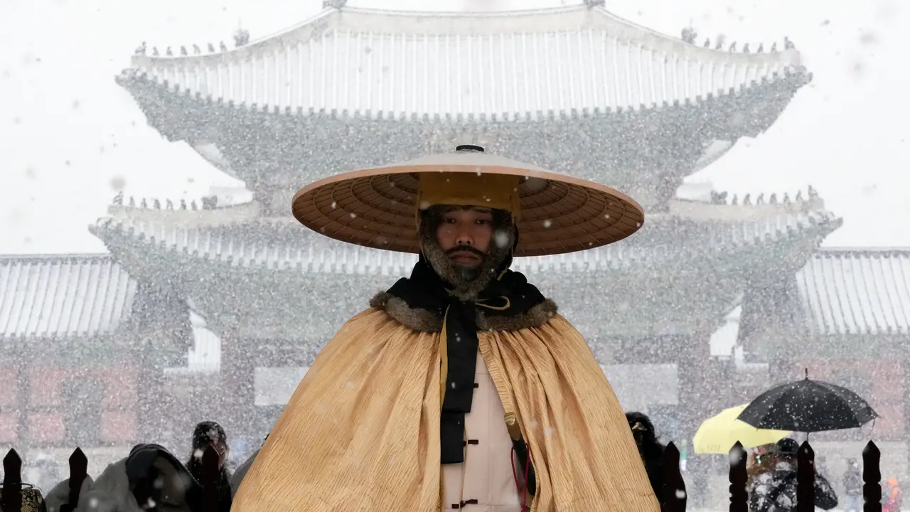 Menikmati Keindahan Salju Turun di Seoul Korea Selatan