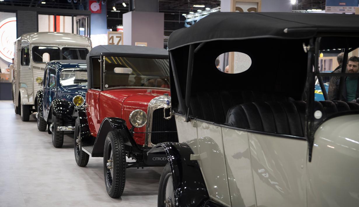 Pengunjung melihat Citroen "Type A10 HP" selama pameran mobil Retromobile di Paris, Prancis (5/2). Pameran ini diselenggarakan dari tanggal 6 sampai 10 Februari 2019. (AFP Photo/Eric Feferberg)