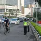 Polisi saat penertiban pesepeda yang keluar jalur di kawasan Sudirman-Thamrin, Jakarta Pusat, Rabu (2/6/2021). Wakil Gubernur DKI Jakarta Ahmad Riza Patria mengatakan, sepeda road bike diperbolehkan untuk melintas di Jalan Sudirman-Thamrin pada hari kerja Senin-Jumat. (Liputan6.com/Faizal Fanani)