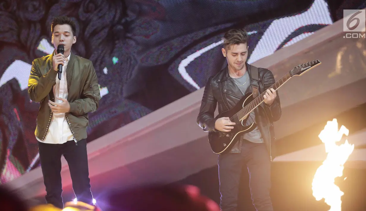 Vokalis Band Anak Langit, Stefan William (kiri) saat tampil menghibur penonton dalam acara SCTV Music Awards 2018 di Studio Emtek, Jakarta, Selasa (27/4). (Liputan6.com/Faizal Fanani)