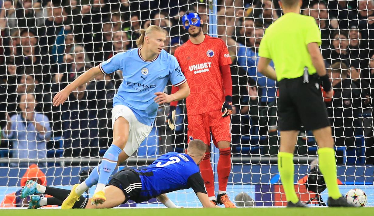 Erling Haaland. Hanya tampil 4 kali bersama Manchester City di fase Grup G Liga Champions 2022/2023, striker asal Norwegia berusia 22 tahun ini sementara menempati posisi ketiga dalam daftar top skor dengan mencetak 5 gol. Kelima golnya dicetak dalam tiga laga awal di fase grup. Sempat diistirahatkan pada mathchday ke-4 dan hanya bermain setengah babak pada matchday ke-5, ia juga terancam absen pada matchday terakhir akibat cedera. (AFP/Lindsey Parnaby)