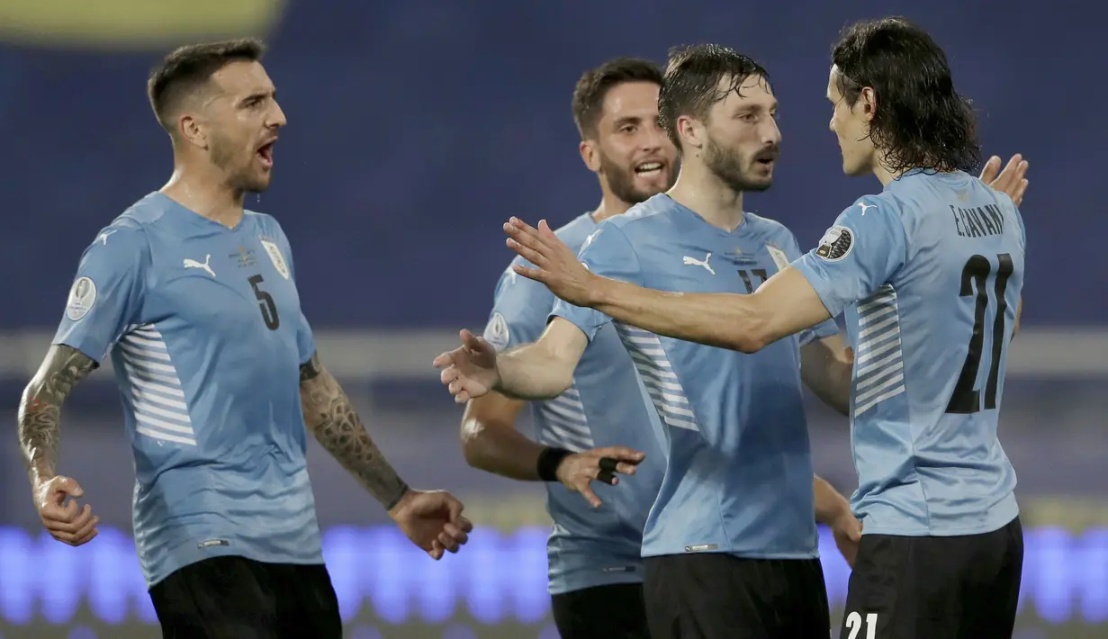 Uruguay meraih hasil positif pada laga Copa America 2021 dengan menekuk Paraguay. La Celeste menang tipis 1-0 atas Los Guaranies. (AP/Silvia Izquierdo)