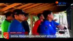 Wanita separuh baya di Ngawi, Jawa Timur pingsan ketika melihat rumahnya dilalap si jago merah. Para warga pun berusaha menenangkan wanita tersebut dan memadamkan si jago merah.
