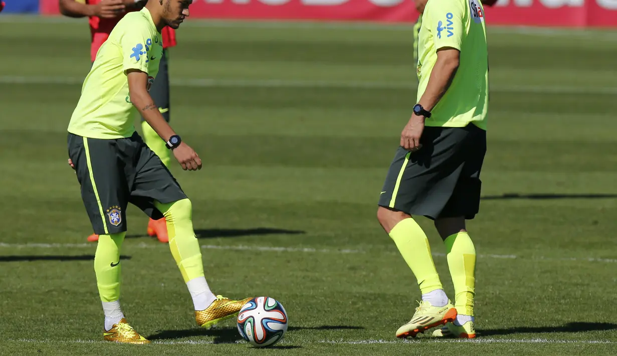 Sepatu berwarna emas dipakai Neymar menjelang laga melawan Kolomnia di babak perempat final Piala Dunia 2014 Brasil, Rio de Janeiro (2/7/2014) (REUTERS/Marcelo Regua)
