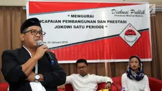 Putra cawapres nomor urut 01 Maruf Amin, Ahmad Syauqi menjadi pembicara dalam diskusi publik Persatuan Milenial Madura di Jakarta, Rabu (30/1). Diskusi membahas "Mengurai Pencapaian Pembangunan dan Prestasi Jokowi Satu Periode". (Liputan6.com/Johan Tallo)