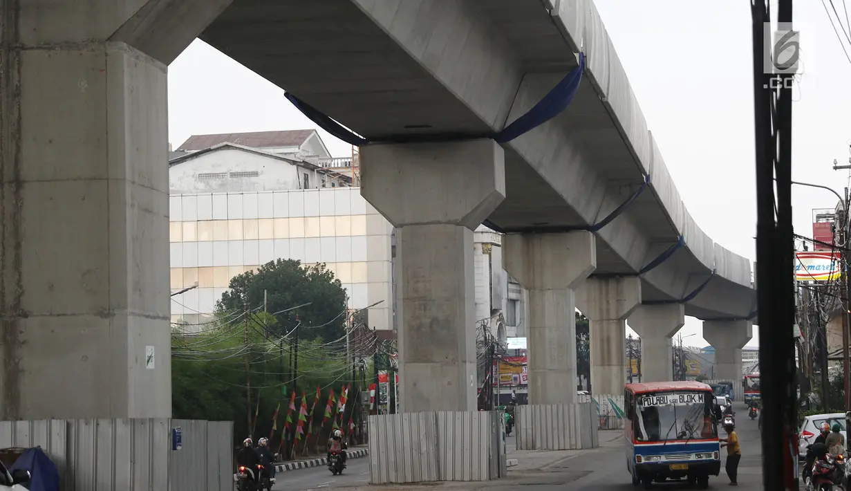 Suasana pembangunan proyek Mass Rapid Transit (MRT) Jakarta di kawasan Cilandak, Selasa (5/9). DPRD DKI Jakarta menyetujui pembiayaan proyek pembangunan Mass Rapid Transit (MRT) fase 2 rute Bundaran HI-Kampung Bandan. (Liputan6.com/Immanuel Antonius)