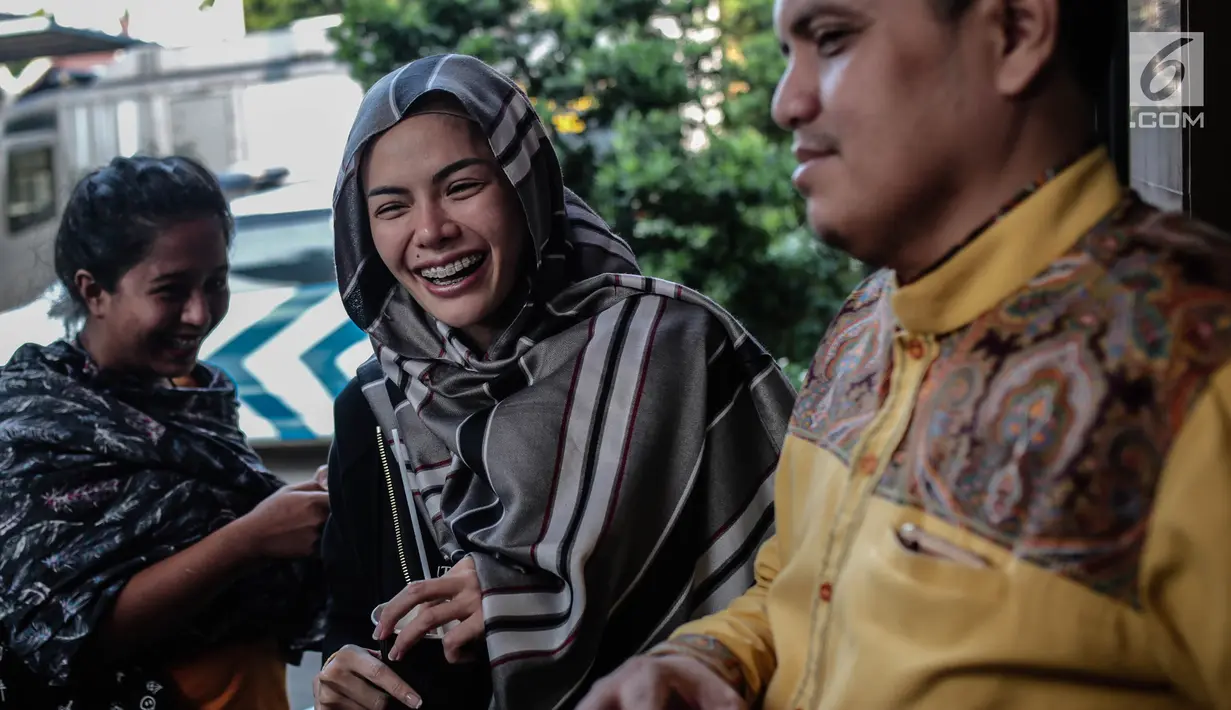 Aktris Nikita Mirzani saat mendatangi Polres Metro Jakarta Selatan, Rabu (24/10). Kedatangan Niki menjalani pemeriksaan terkait laporannya terhadap pengusaha Sam Aliano. (Liputan6.com/Faizal Fanani)