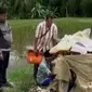 Dadan dikurung dalam kerangkeng besi yang diletakkan di tengah sawah. Selain itu, Aplikasi Qlue berbasis laporan masyarakat.