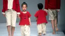 Model cilik berjalan di atas catwalk mengenakan koleksi busana orang tua dan anak YIAN karya Lu Enhua selama China Fashion Week di Beijing, Sabtu 1 April 2017. (AP Photo / Mark Schiefelbein)