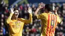 Luis Suarez (kanan)  merayakan gol bersama Lionel Messi pada lanjutan La Liga Spanyol pekan ke-22 di Stadion Ciutat de Valencia, Valencia, Minggu (7/2/2016).  (AFP/Jose Jordan)