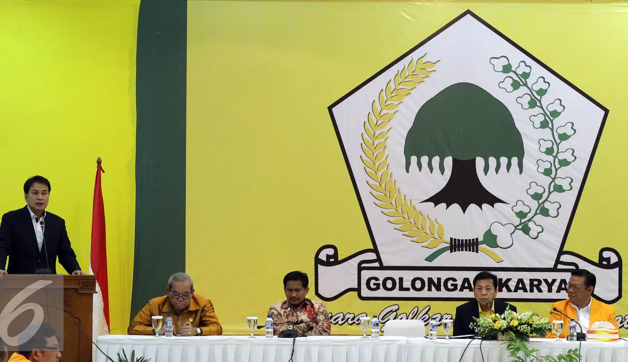 Waketum PPK Kosgoro Aziz Syamsuddin memberikan sambutan di Kantor DPP Golkar, Jakarta, Kamis (19/1). Kubu Agung Laksono dan Aziz Syamsudin, yang sempat sama-sama memimpin ormas pendiri Golkar itu, kini meneken kesepakatan islah. (Liputan6.com/JohanTallo)
