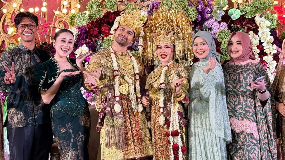 5 Potret Model Gamis Selfi Yamma di Pernikahan Rara LIDA, Anggun Memesona