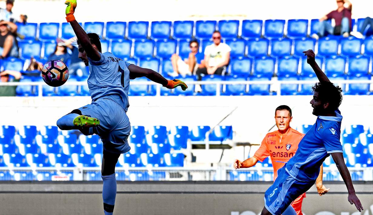 Kiper Lazio, Thomas Strakosha (kiri) berusaha menghalau bola tembakan pemain Empoli pada   lanjutan Serie A Italia di Stadion Olimpico, Roma, Italia, (25/9/2016). (AFP/Vincenzo Pinto)