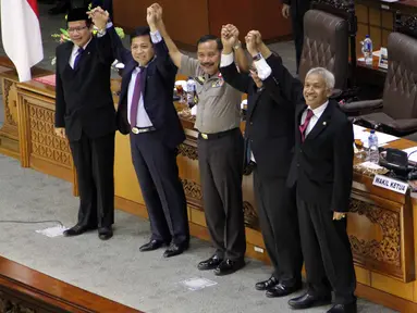 Komjen Pol Badrodin Haiti bersama para pimpinan DPR RI usai Sidang Paripurna penetapan Komjen Pol Badrodin Haiti sebagai Kapolri, Jakarta, Kamis (16/4/2015). (Liputan6.com/Helmi Afandi) 