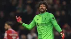 Alisson Becker berperan penting untuk kemenangan Liverpool atas Manchester City pada laga lanjutan Liga Inggris 2022/2023 di Anfield, Minggu (16/10/2022) malam WIB. Selain berhasil menjaga gawangnya tanpa kebobolan, ia juga berhasil mencetak assist untuk Mohamed Salah yang berbuah menjadi satu-satunya gol kemenangan. Pemain asal Brasil itu sejauh ini tercatat telah membuat tiga assist di Liga Inggris. (AFP/Paul Ellis)