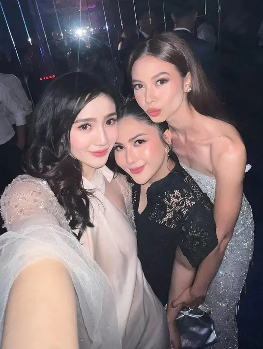 Bersama Yuki Kato dan Febby Rastanty, Jessica Mila terlihat glowing dengan makeup soft glam [@jscmila]