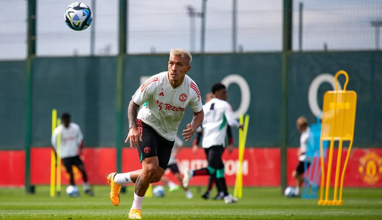 Pemain Manchester United, Lisandro Martinez, hadir dalam latihan perdana jelang mengarungi musim 2023/2024 yang berlangsung di Carrington, Jumat (7/7/2023). (Twitter/@ManUtd)