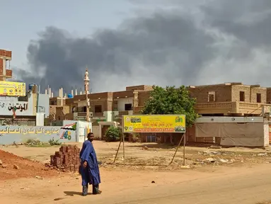 Asap mengepul saat pertempuran mematikan berlanjut setelah berakhirnya gencatan senjata 24 jam di Khartoum, Sudan, Senin (12/6/2023). (AFP)
