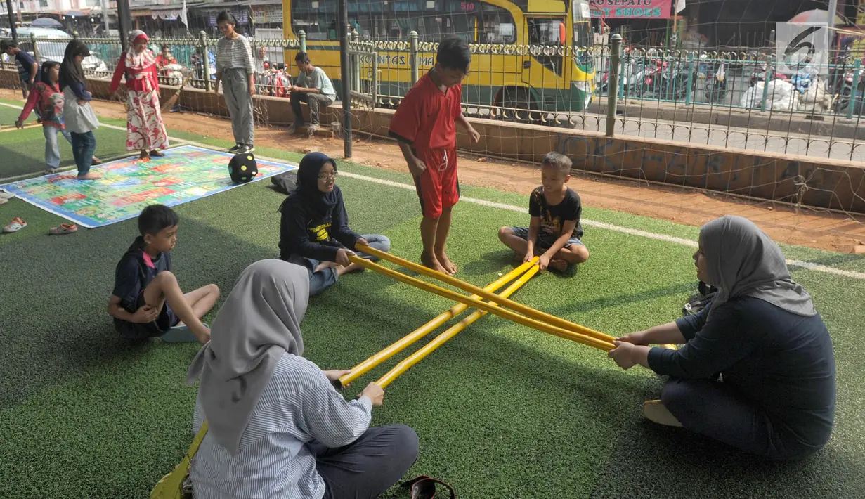 Anak-anak bermain rangku alu di Taman Bermain Masyarakat (TBM) Kolong Ciputat, Tangsel, Banten, Minggu (22/7). (Merdeka.com/Arie Basuki)