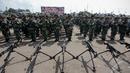 Para prajurit korps baret ungu terlihat bersiap untuk apel kesiapsiagaan di Lapangan Bhumi Marinir Cilandak,  Jakarta, Jumat (2/5/2014) (Liputan6.com/Faizal Fanani).