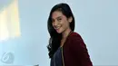 Indah Permatasari menampilkan senyum manisnya saat ditemui di Meet and Grett film '7 Hari Menembus Waktu' di kawasan Matraman Jakarta Timur . Foto diambil pada 26 Mei 2015 (Liputan6.com/Panji Diksana).