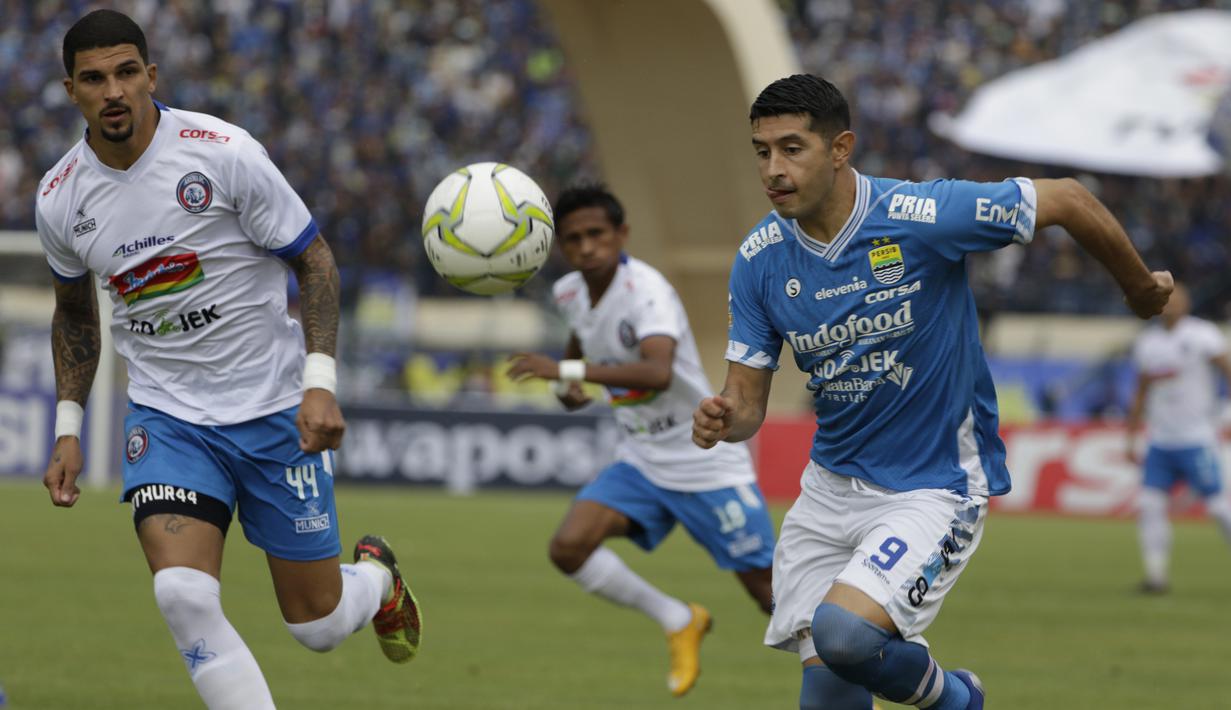 Gelandang Persib Bandung, Esteban Vizcarra, beradu cepat dengan bek Arema Malang, Arthur Cunha, pada laga Piala Indonesia di Stadion Si Jalak Harupat, Bandung, Senin (18/2). Persib bermain imbang 1-1 melawan Arema. (Bola.com/Vitalis Yogi Trisna)