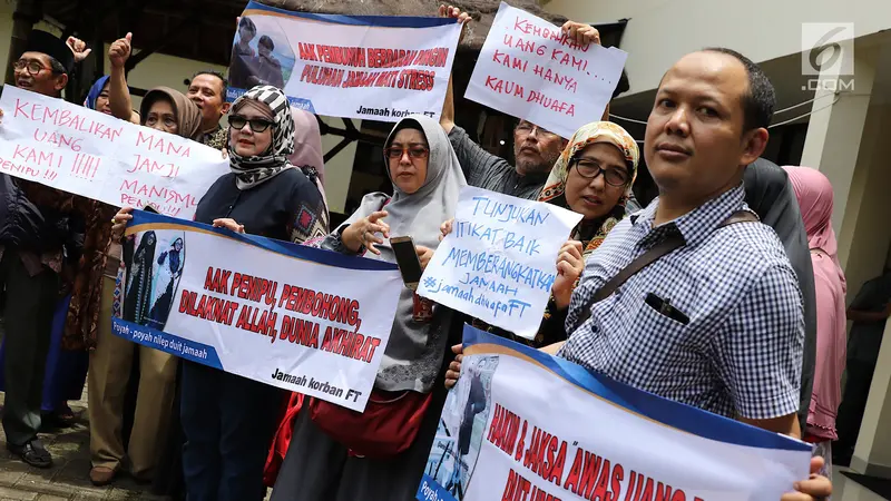 Bawa Spanduk Tuntutan, Korban First Travel Hadiri Sidang Perdana