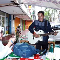 "Mengamen itu mulia daripada korupsi. Dulu gue juga mengamen dari Blok M sampai Senen. Jadikan ngamen itu sebagai proses. Gue bangga ada pengamen yang masuk Idol dan juara," ujar Sang Alang kepada Aris, Jumat (15/1/2016). (Deki Prayoga/Bintang.com)