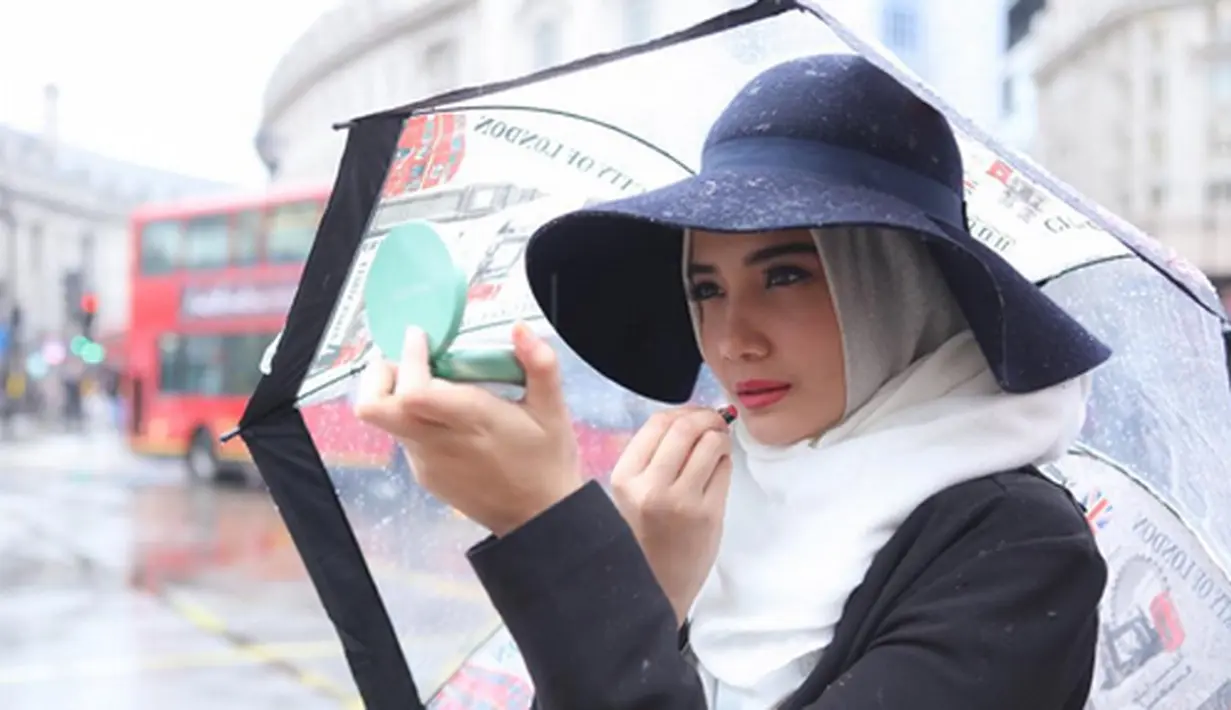 Kemana pun melangkah, kakak kandung Shireen Sungkar ini tetap memperhatikan penampilannya untuk selalu terlihat cantik. (via instagram/@zaskiasungkar15)