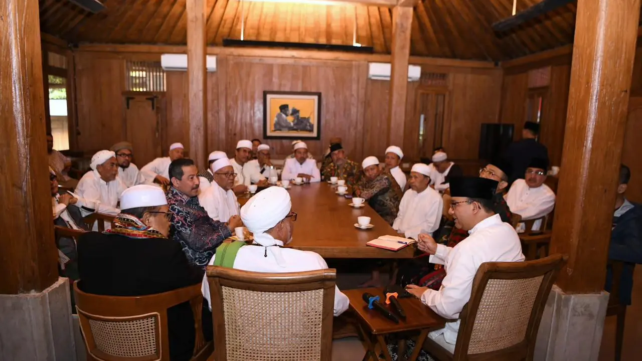 Forum Ulama dan Habaib Madura serta Ulama Keluarga Pendiri Nahdalatul Ulama (NU) datang ke kediaman bakal calon presiden (bacapres) dari Koalisi Perubahan untuk Persatuan (KPP) Anies Baswedan di Lebak Bulus, Jakarta Selatan, Jumat (11/8/2023).