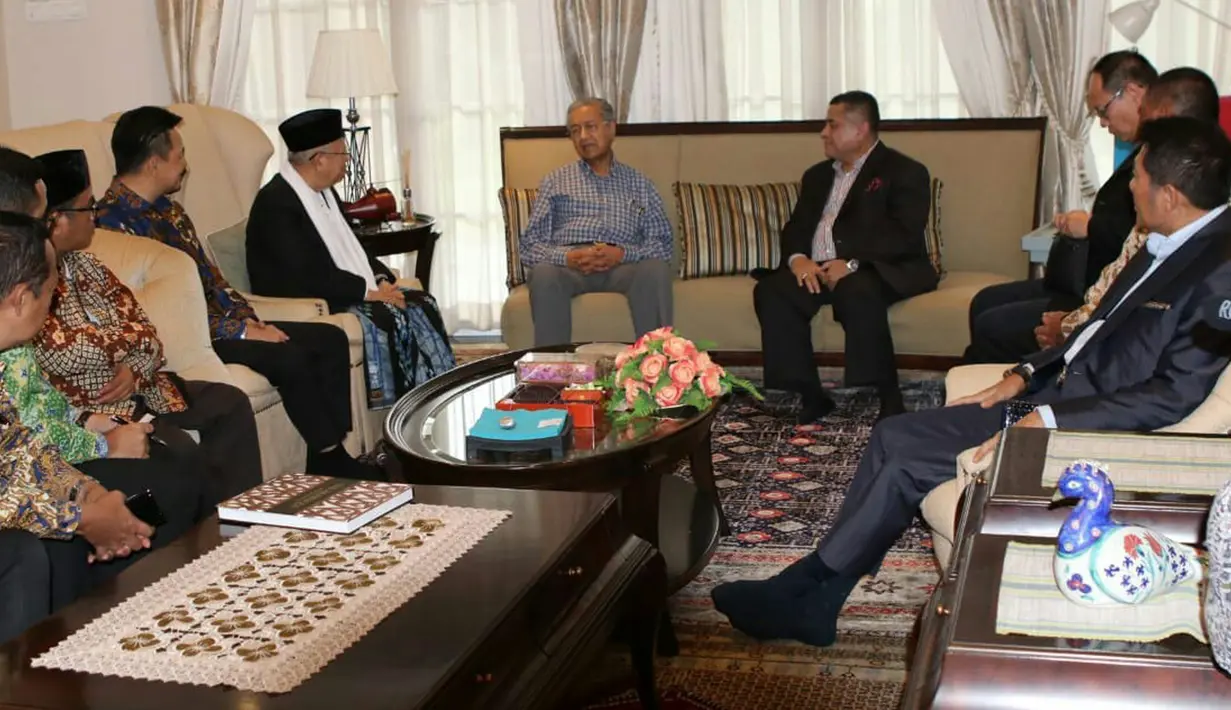 Suasana pertemuan bakal calon Wakil Presiden Kiai Ma'ruf Amin dengan Perdana Menteri Malaysia, Mahathir Mohamad di Kuala Lumpur, Sabtu (8/9). Saat pertemuan Ma'ruf didampingi Dubes RI di Kuala Lumpur, Rusdi Kirana. (Liputan6.com/Pool/Tim KH Ma'ruf Amin)