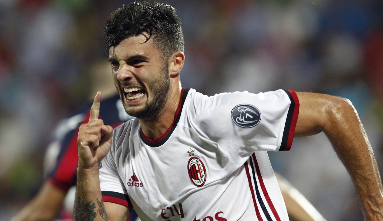Pemain AC Milan, Patrick Cutrone merayakan golnya ke gawang FC Crotone pada lanjutan Serie A di Ezio Scida Stadium, (20/8/2017). Milan menang 3-0. (AFP/ Carlo Hermann)