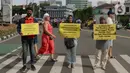 Aktivis dari Koalisi Pejalan Kaki menggelar aksi di Halte Tugu Tani, Jakarta, Senin (22/1/2024). (Liputan6.com/Herman Zakharia)