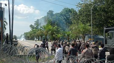Aksi demonstrasi mahasiswa d Kota Kendari memperingati 3 tahun teewasnya Randi dan Yusuf, berujung ricuh, sebanyak 10 demonstran ditangkap polisi, Senin (26/9/2022).(Liputan6.com/Ahmad Akbar Fua).