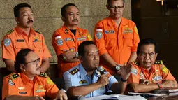 Kepala Basarnas Marsekal Madya TNI F Henry Bambang Soelistyo saat jumpa pers terkait evakuasi pesawat AirAsia QZ8501, Jakarta, Rabu (31/12/2014). (Liputan6.com/Faisal R Syam)