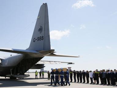 Sebuah hercules di Kharkiv, Ukraina, (23/7/2014), disiapkan untuk mengangkut korban jatuhnya pesawat Malaysia Airlines MH-17 menuju Belanda. (REUTERS/Gleb Garanich)