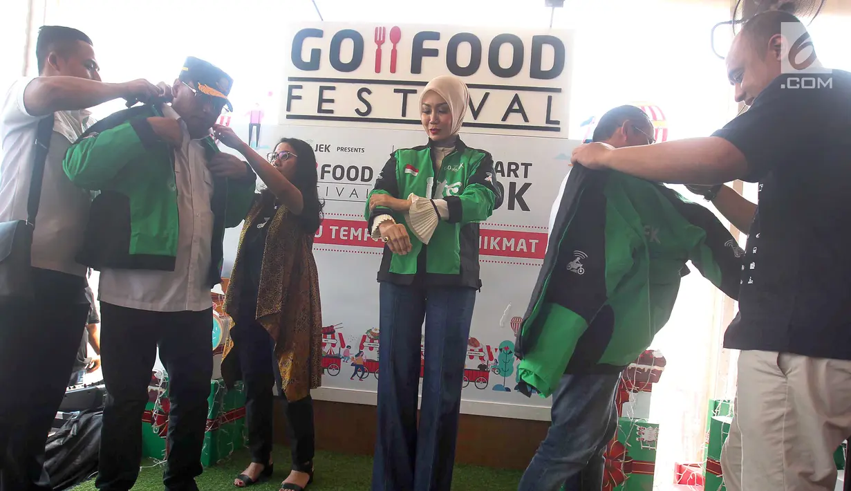Menhub Budi Karya, Chief Corporate Affairs GOJEK Nila Marita, dan aktris Okky Asokawati saat mengenakan jaket pada acara GO-FOOD Festival dan Pelatihan Berkendara Aman di Depok, Sabtu (5/1). (Liputan6.com/HO/Ading)