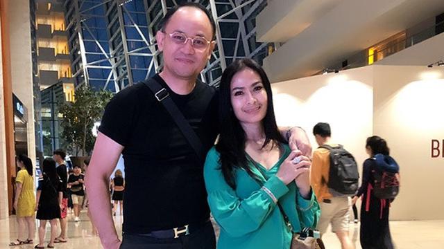 7 Gaya Iis Dahlia dan Sang Suami saat Liburan, Mesra Abis