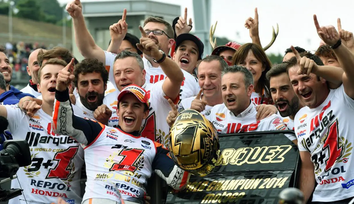 Marc Marquez (depan) merayakan kemenangannya bersama Tim Repsol Honda MotoGP di Sirkuit Motegi, Jepang, (12/10/2014). Marc Marquez kembali meraih gelar juara dunia MotoGP. (AFP PHOTO/Toshifumi Kitamura)