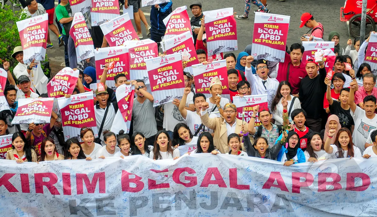 Kelompok masyarakat yang menamakan diri @temanahok menggelar aksi galang petisi 'Kirim Begal APBD Ke Penjara' di depan Bundaran HI atau arena Car Free Day, Jakarta, Minggu (8/3/2015). (Liputan6.com/Yoppy Renato) 