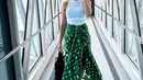Gaya OOTD Yura Yunita yang memadukan kain batik bernuansa hijau dan putih ini tampak stylish. Penampilan Yura ini juga banjir pujian netizen. (Liputan6.com/IG/@yurayunita)