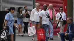 Orang-orang berjalan di sepanjang shopping street di London, Rabu (17/8/2022). Office for National Statistic (ONS) menyebut lonjakan harga pangan sebesar 12,7 persen sejak Juli 2021 menjadi penyumbang lonjakan inflasi Juli 2022. Sementara, bulan sebelumnya, inflasi Inggris berada di kisaran 9,4 persen. (AP Photo/Frank Augstein)